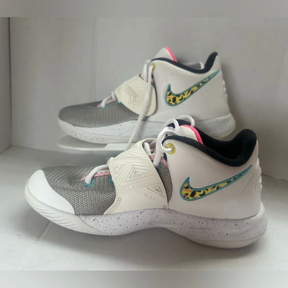 Girls or big girls Nike Kyrie Flytrap 3 South Beach Shoes Basketball Size 6Y